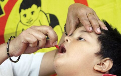 कात्तिक १७ र १८ गते बालबालिकालाई भिटामिन ‘ए’ खुवाइँदै कात्तिक १७ र १८ गते बालबालिकालाई भिटामिन ‘ए’ खुवाइँदै